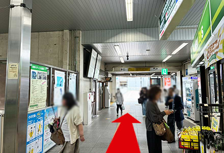 東口改札を出て左に進みます。