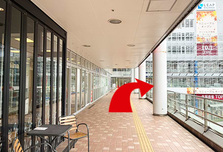 突き当りを右に進みます。