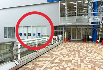 そのまま直進すると当店のロゴが見えます。