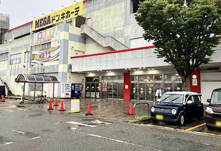 当店へは西側入口からお越しいただくとスムーズです。