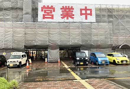 「正面入口」から館内にお入りください。