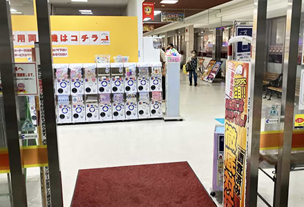 右前方へ直進します。