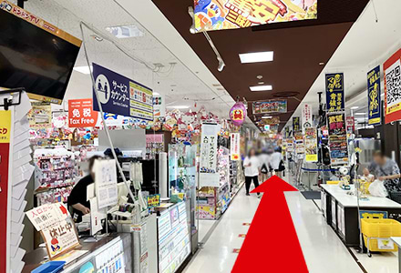 サービスカウンターを左手に通り過ぎ、直進します。