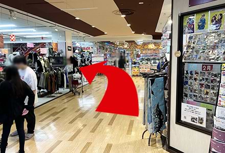 アパレルショップを左手に通り過ぎ、左折します。