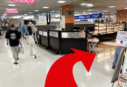 パン屋さんの手前で右折します。