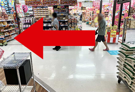 突き当り、食品売り場を正面に左折します。