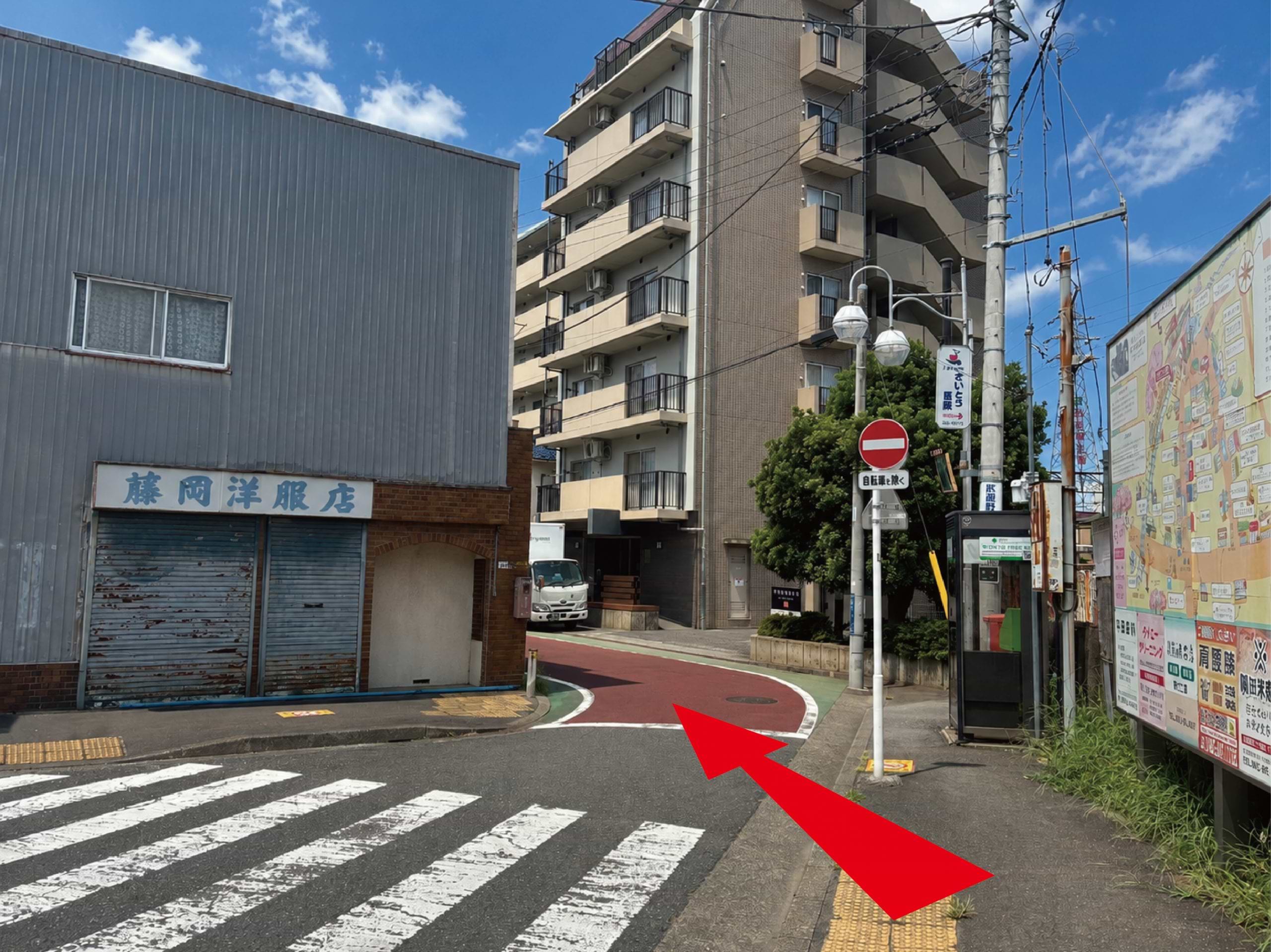 踏切を渡りましたら、右手に進みます