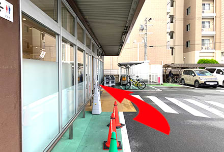 入口入ってすぐ右手にお店がございます。