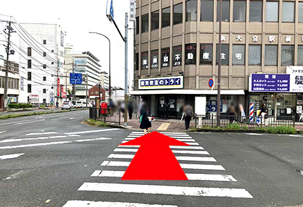 横断歩道を渡りそのまま真っすぐ進みます。