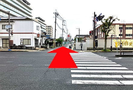 新大宮の交差点を渡りそのまま真っすぐ進みます。