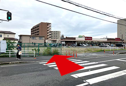 信号まで進むと右手にデイリーカナートイズミヤ新大宮店があります。