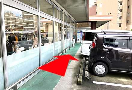 建物沿いに進んでいただきます。