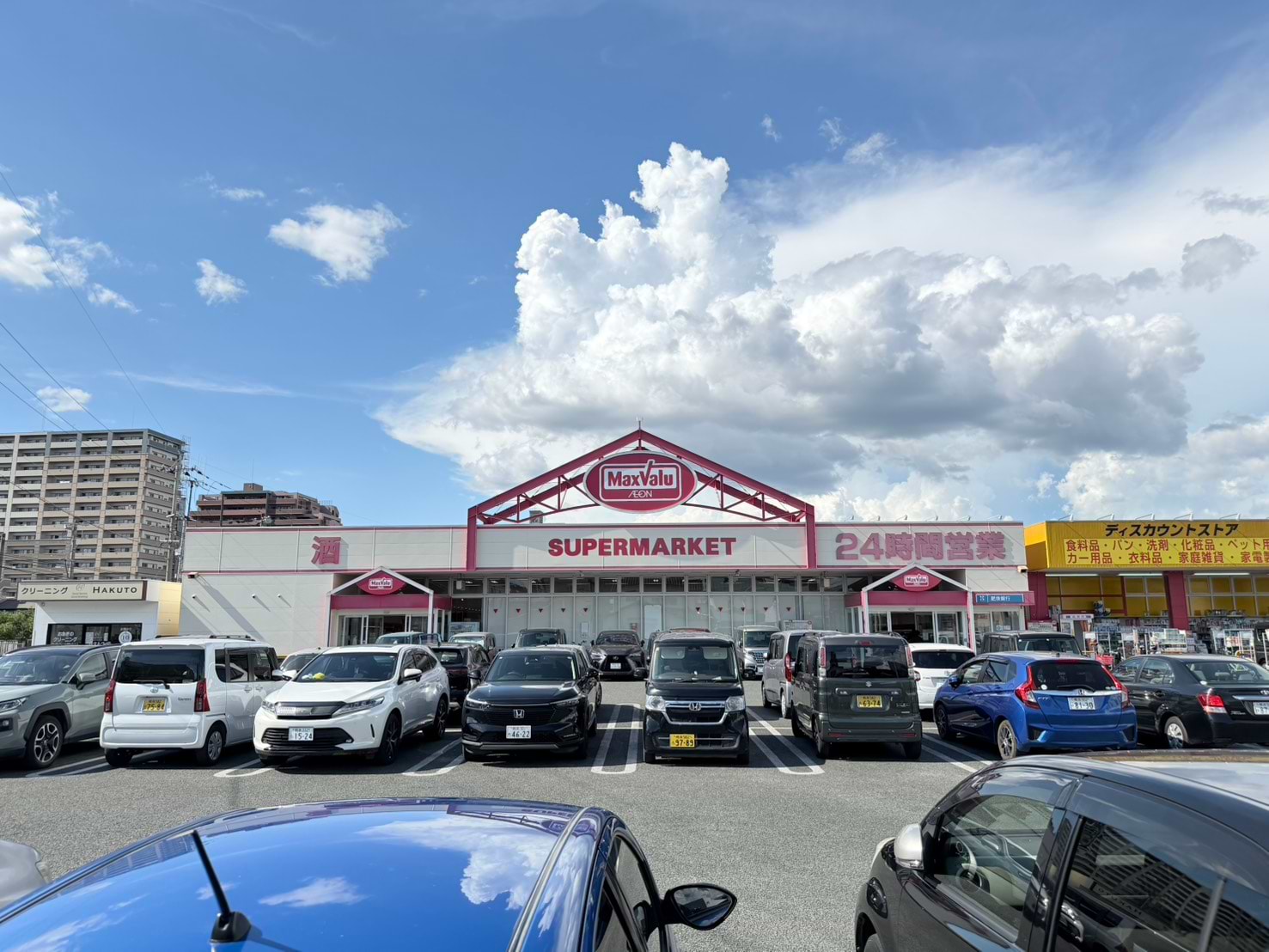 マックスバリュ国府店を背にして、右手の交差点へ進みます