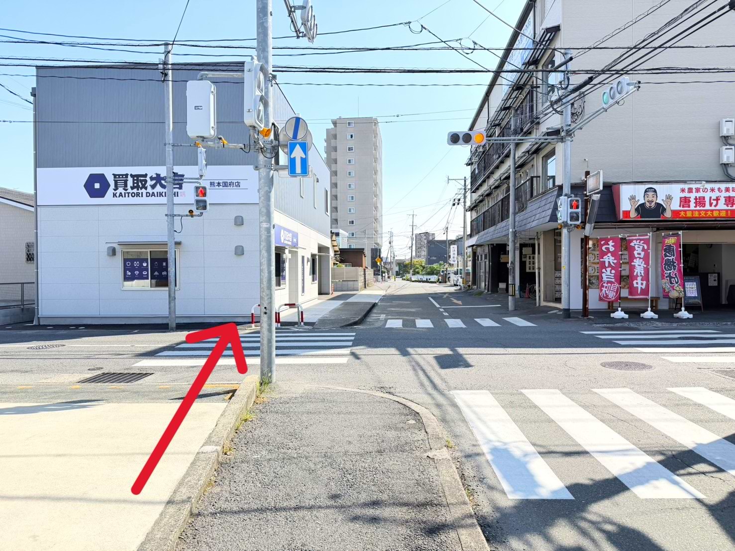横断歩道を渡った先に当店がございます