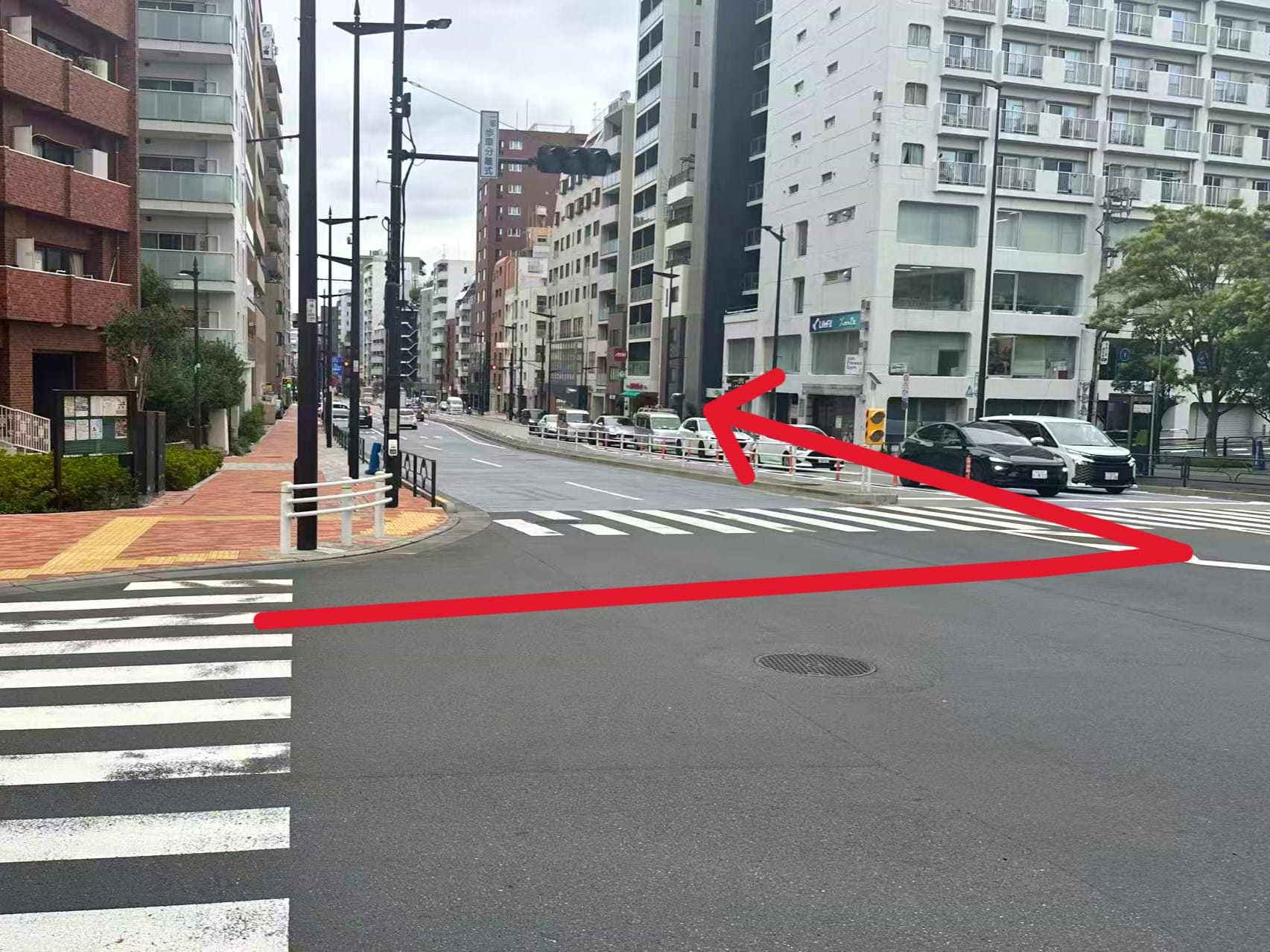 市谷仲之町交差点で反対側の道へ渡って左折し、そのまま直進しますと当店がございます