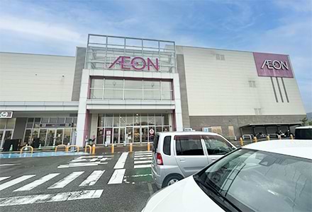 駐車場から東出入口より館内へ入ります。