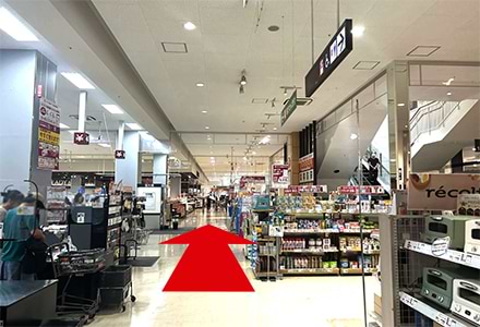 東出入口から直進します。