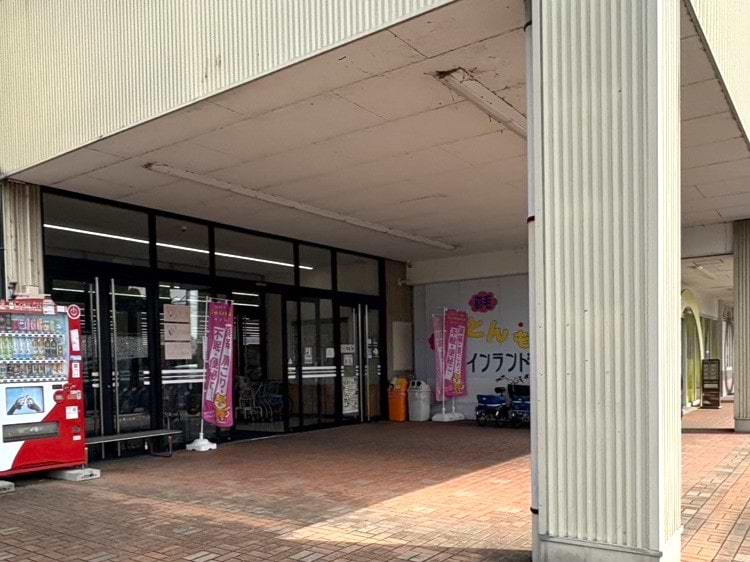 建物正面、左側の入口から入り、右手側にございます