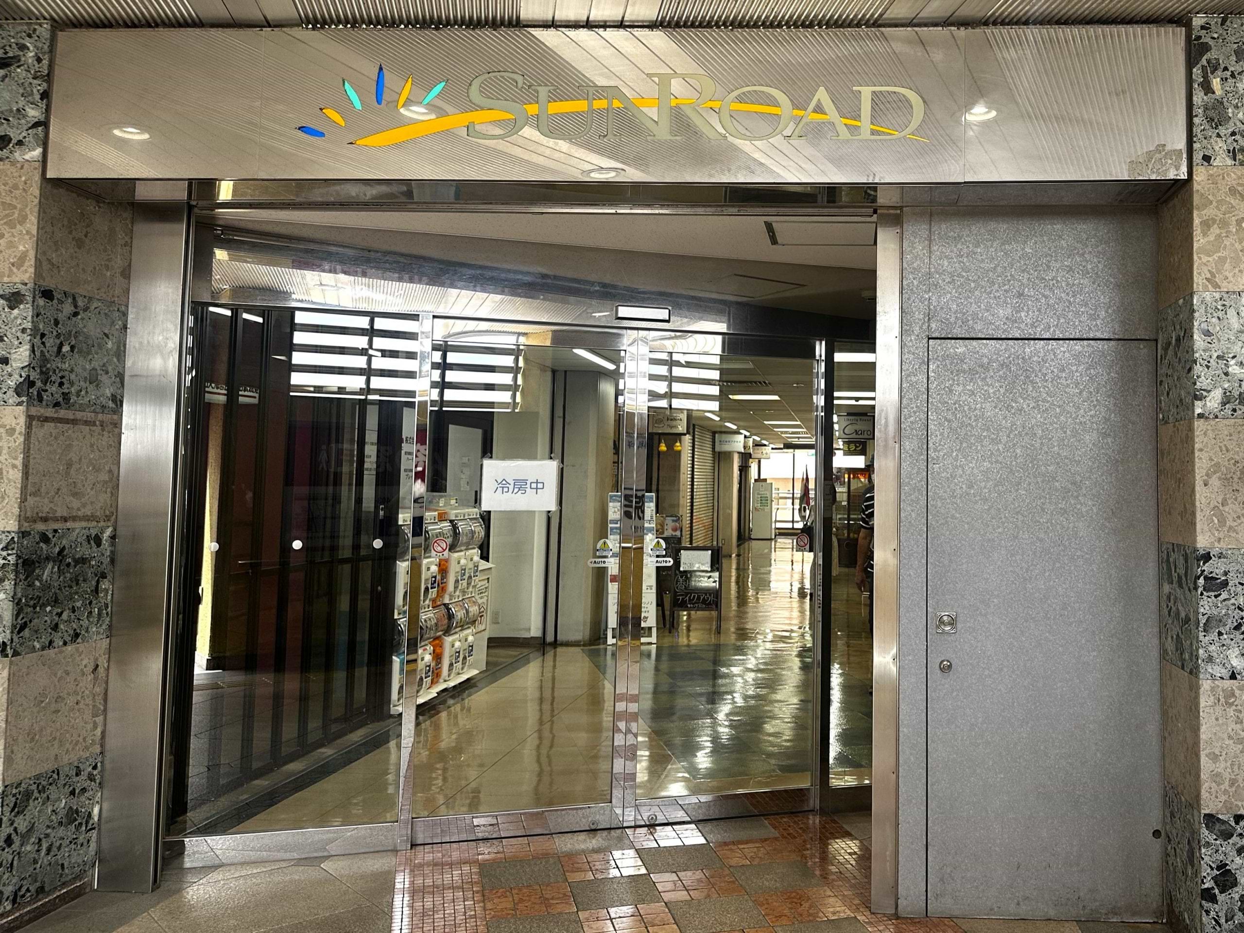 サンロード商店街 3階入口すぐのエレベーターで1階へ降ります。