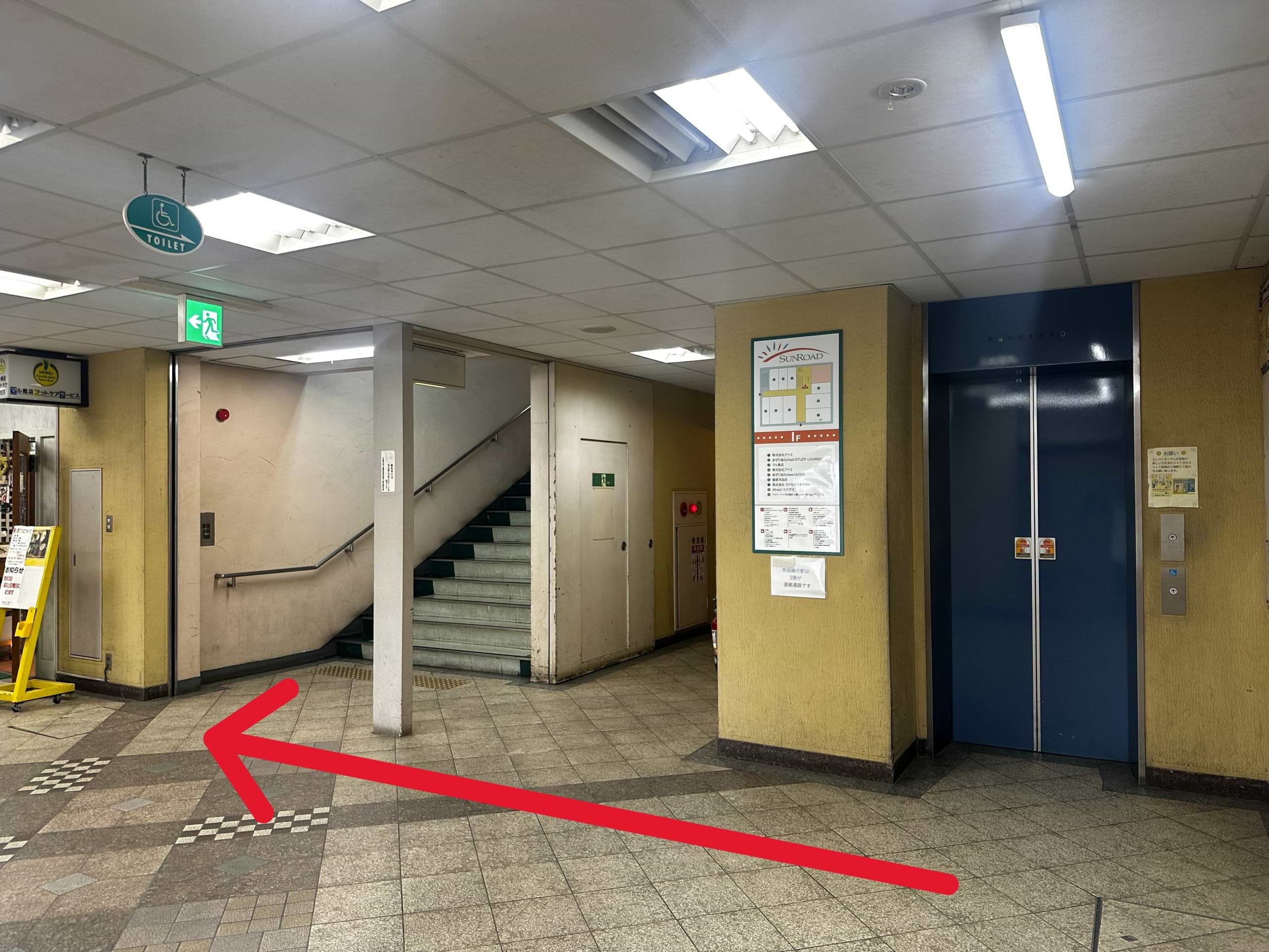 エレベーターを降りて、右手に進みますと当店がございます。