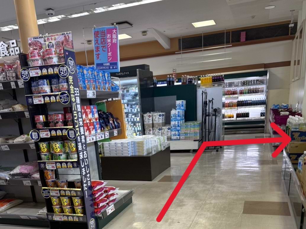 突き当りまで進むと、右手に当店がございます