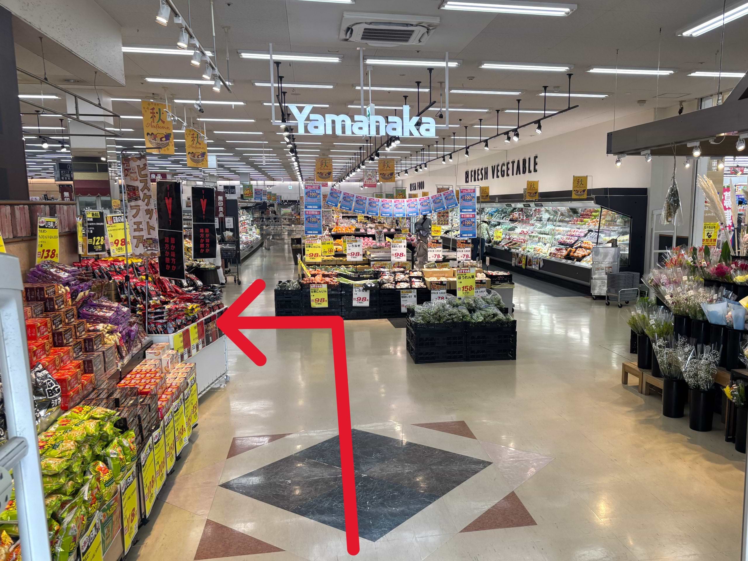 正面入口から店内に入り、すぐ左手へお進みください<br>左手にある団子屋東海道様とカーブスヤマナカ柴田店様の間に当店がございます