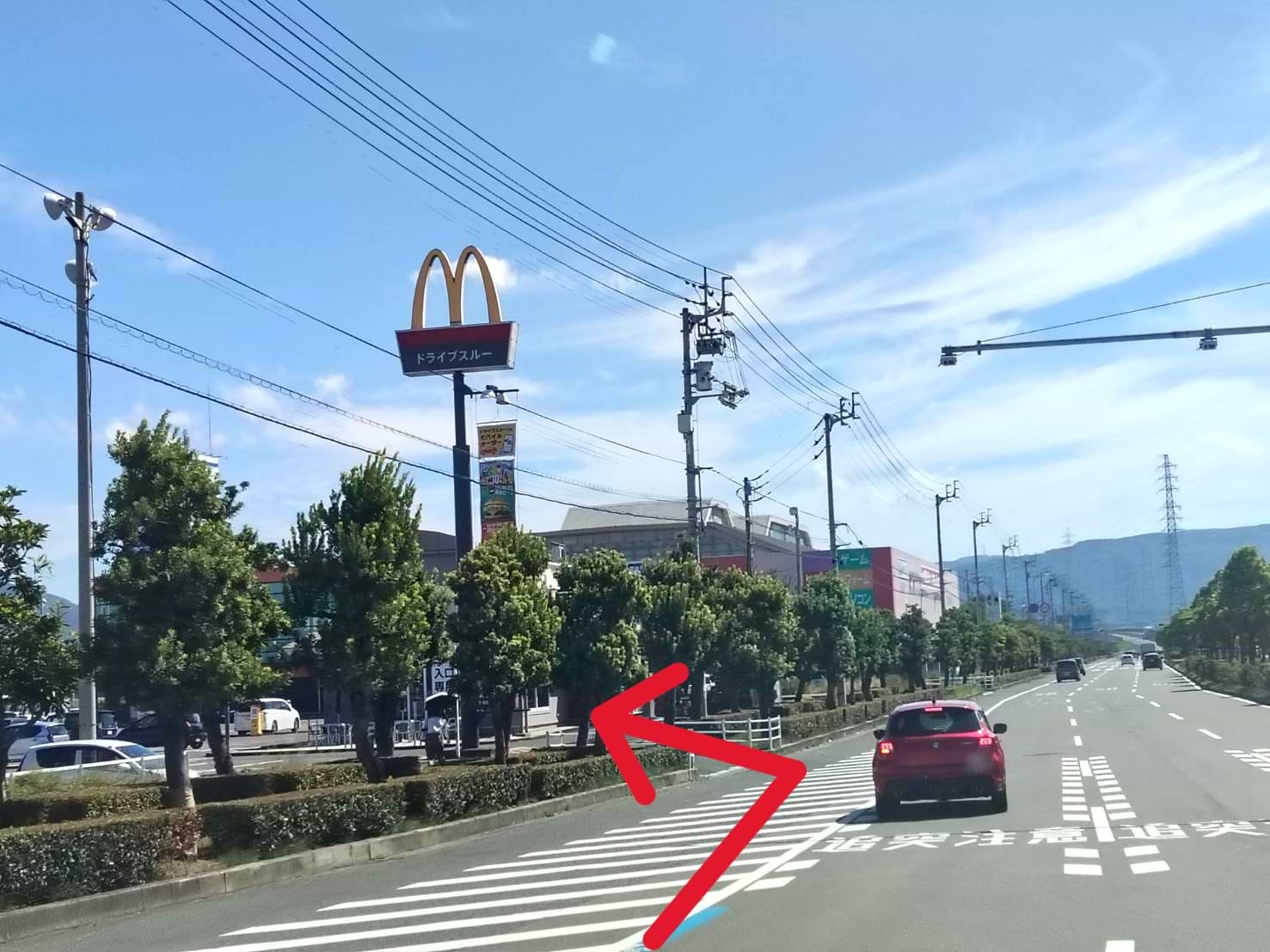 県道192号線より、マクドナルド坂出店を目印に駐車場へ入ります
