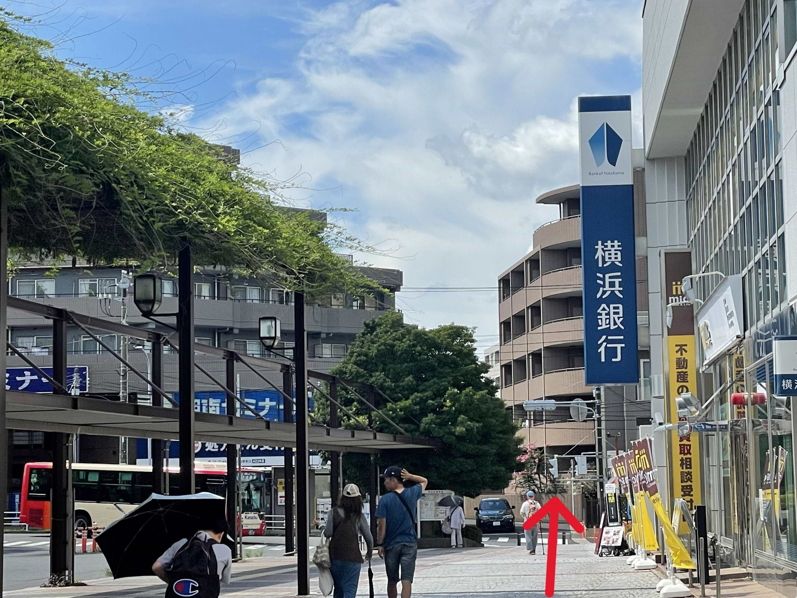 バスロータリー沿いを進むと、横浜銀行の先、ラ・ポルトビルに当店がございます