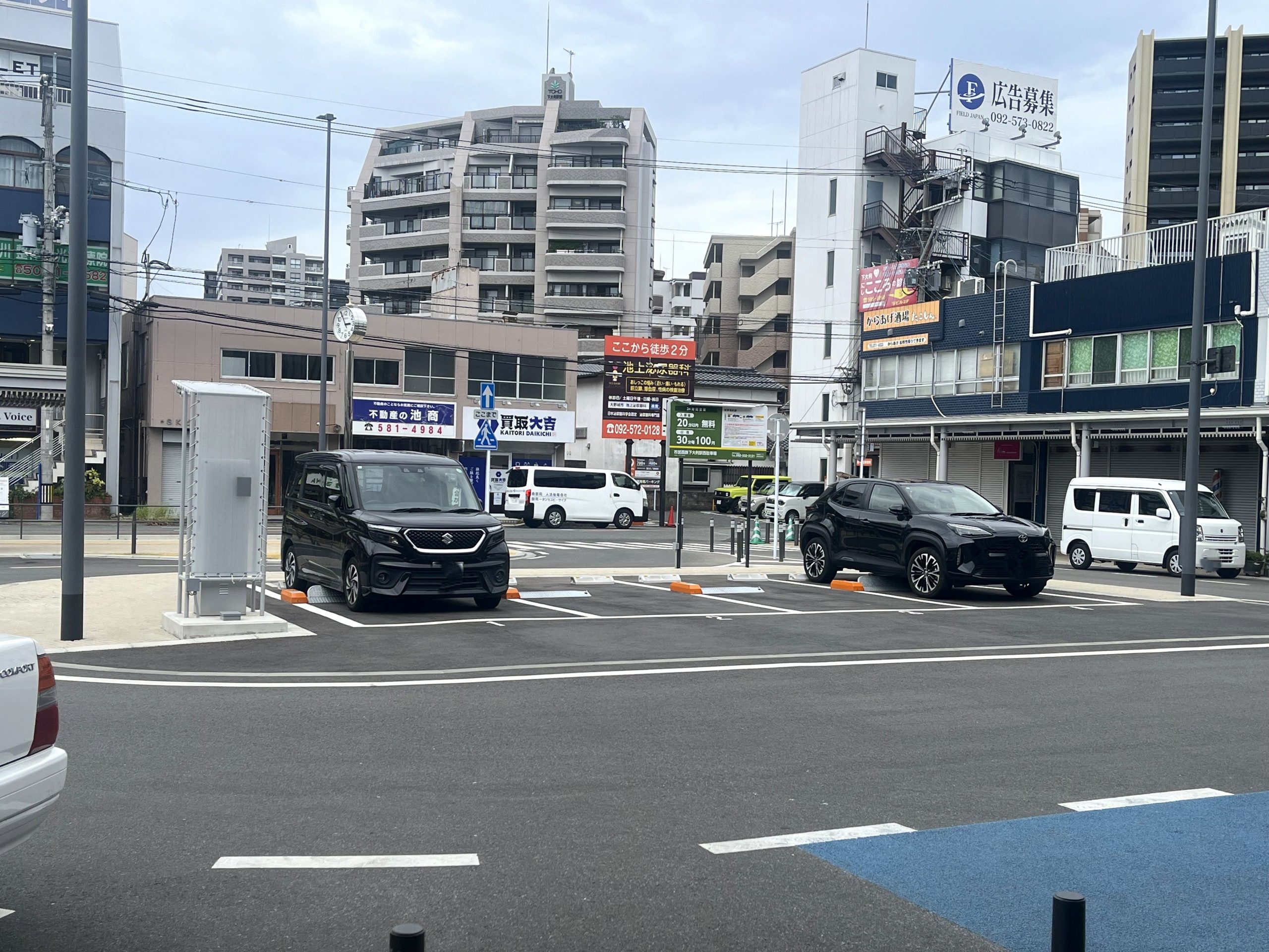 下大利駅西口を背にすると、前方正面に当店がみえますのでロータリーを右回りに進みます