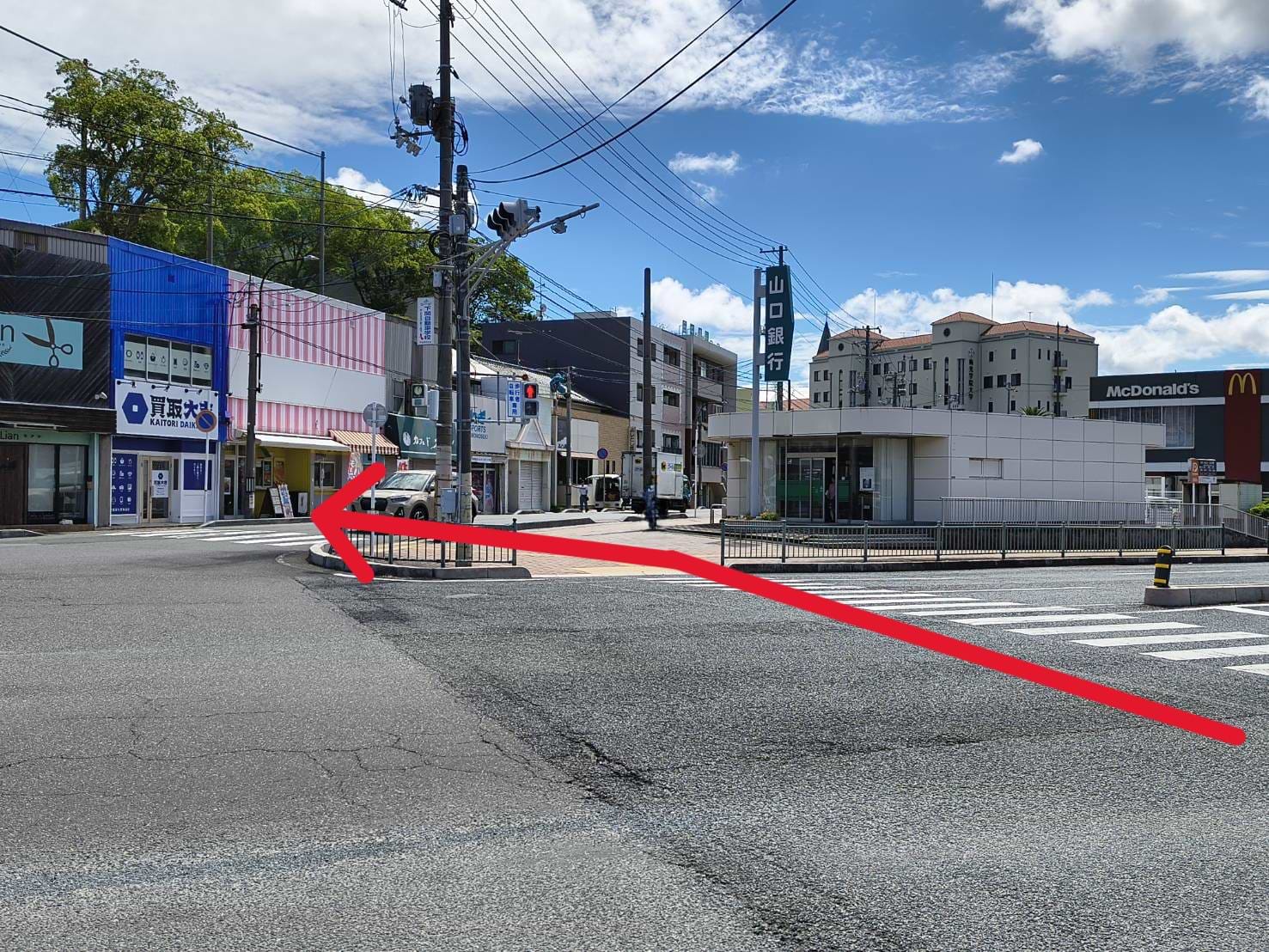 山口銀行 東駅出張所様の向かい、信号を渡った先に当店がございます。