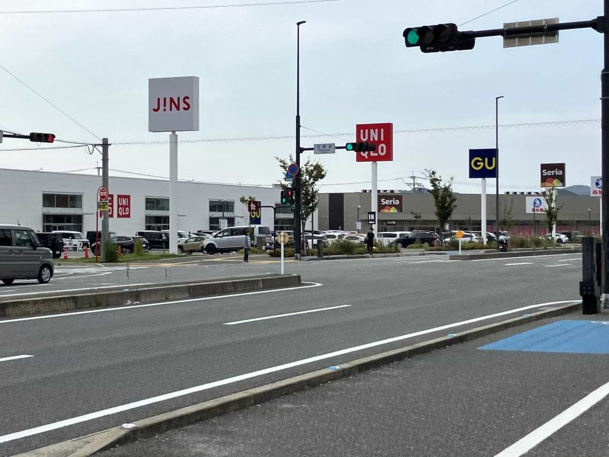 ユニクロ 福岡伊都店がある大きな通りを進んでいただくと、右手に当店の看板が見えてきます