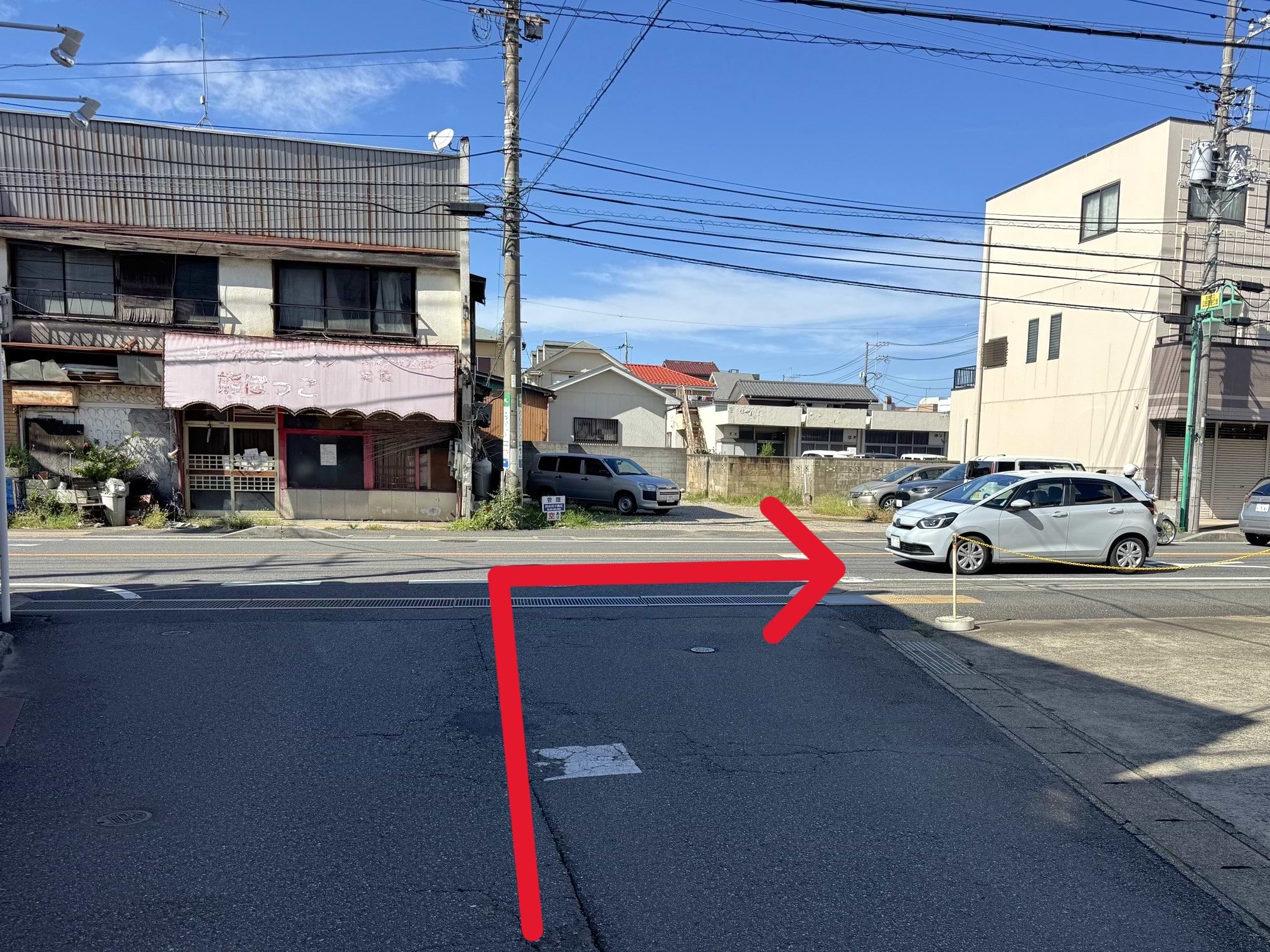 そのまま直進し、国道296号線に出たら右折します