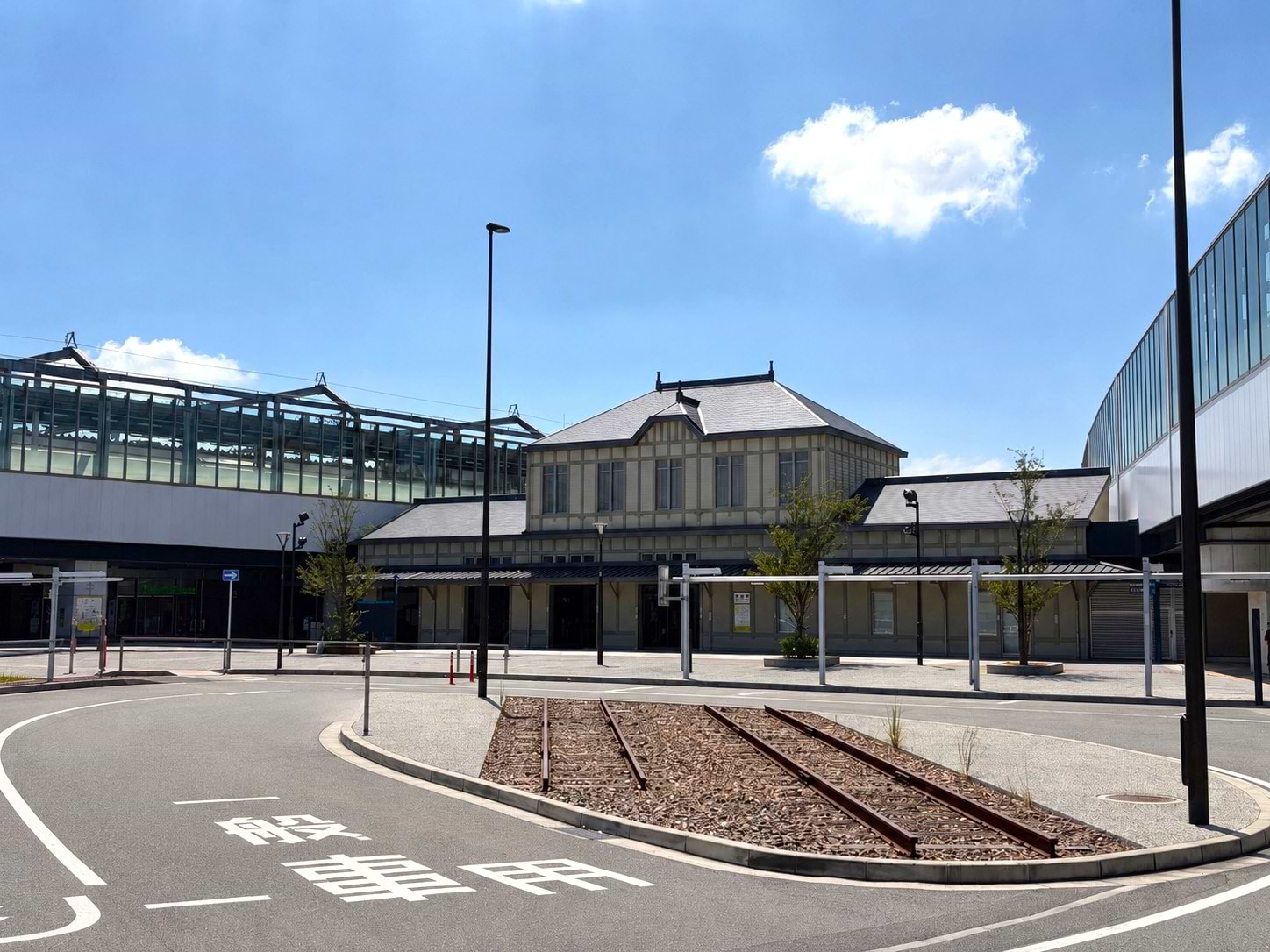 折尾駅を背に折尾駅北口交差点まで進み、右折して道なりに850mほど直進します