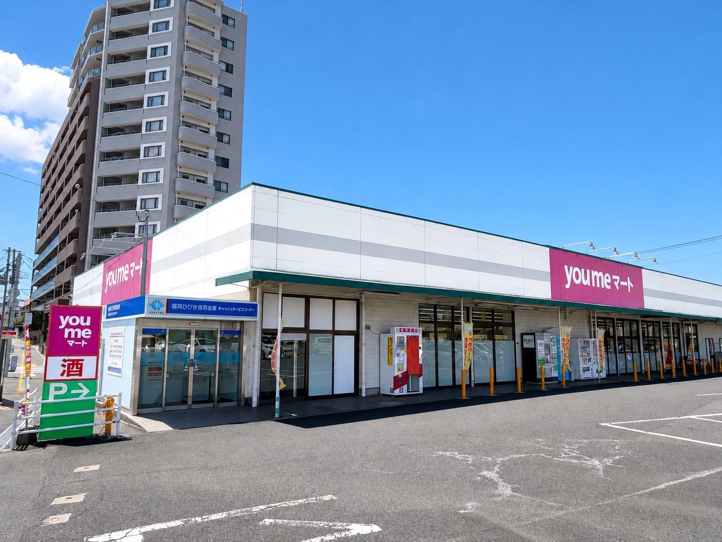 ゆめマート東折尾店を通過した先、左手に当店がございます
