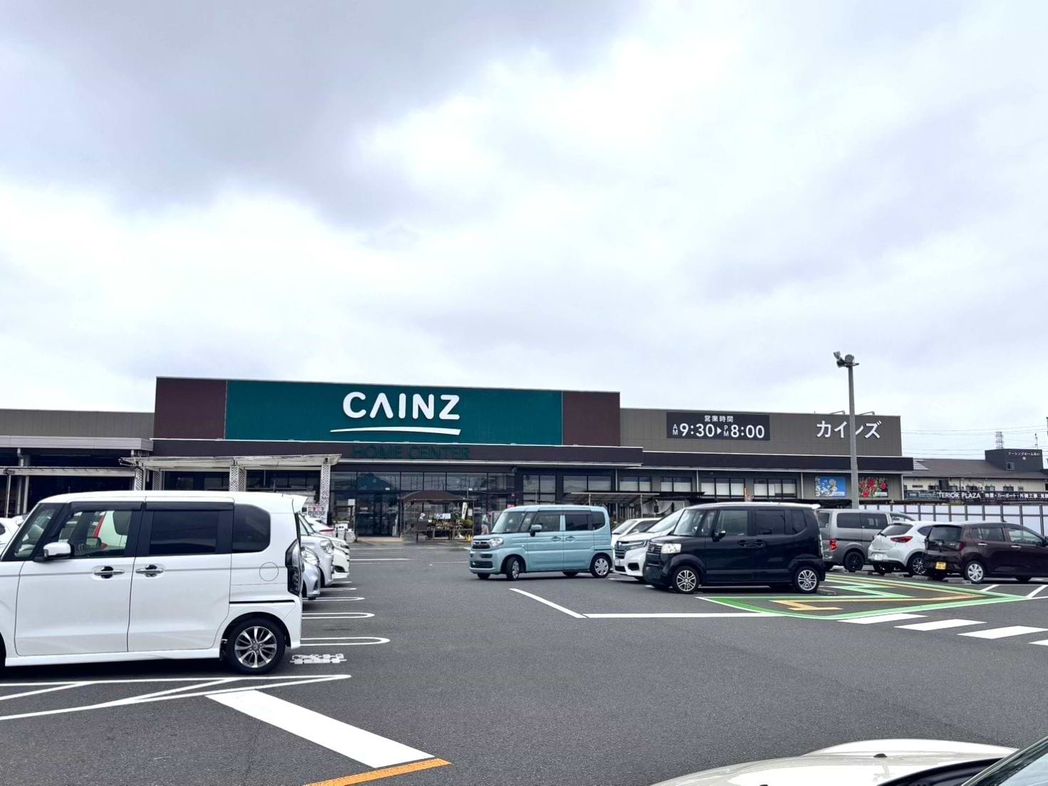 高崎方面からお越しの方は、カインズ前橋川曲店様を左手に、北へ1.6kmほど直進します