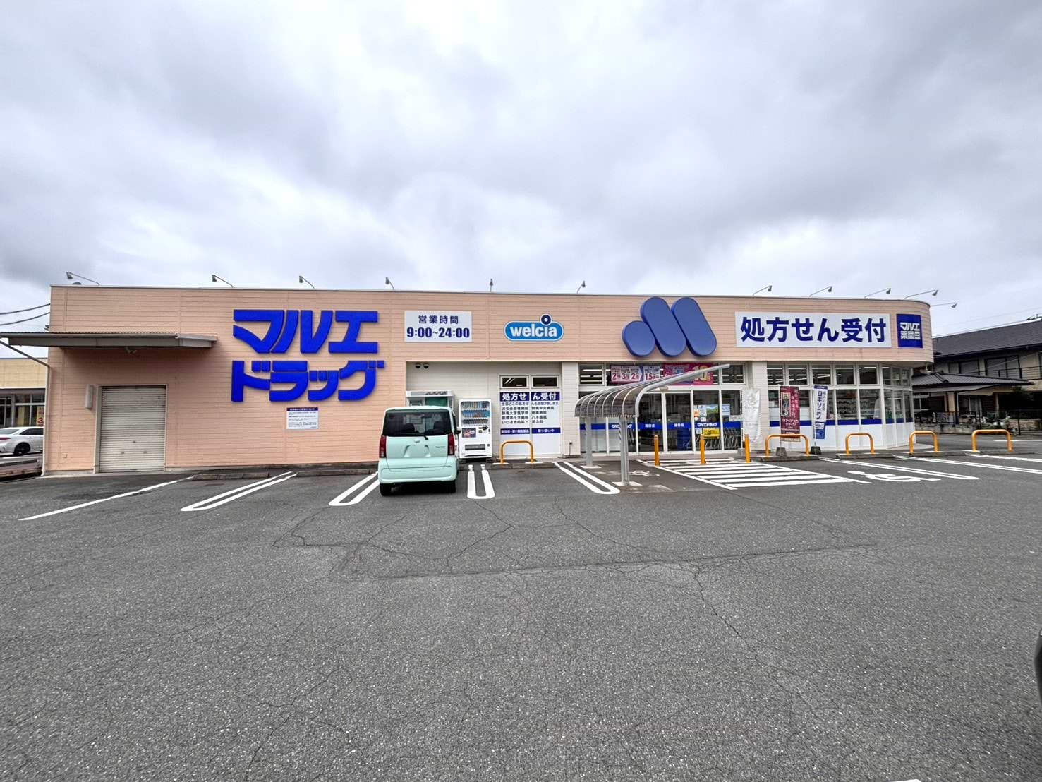 マルエドラッグ箱田店様の向かい、右手に当店がございます