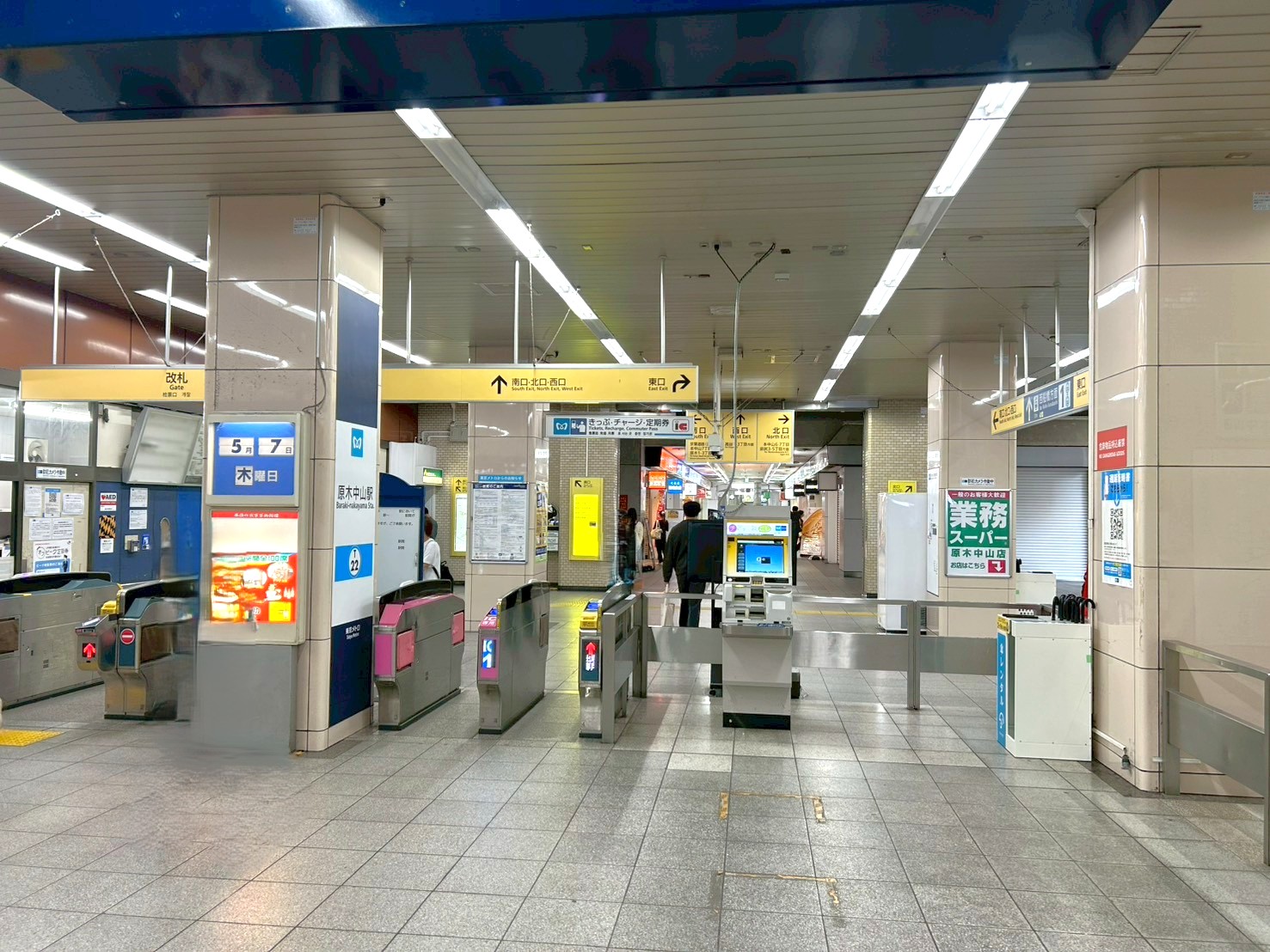 改札を出て、西口へ進みます