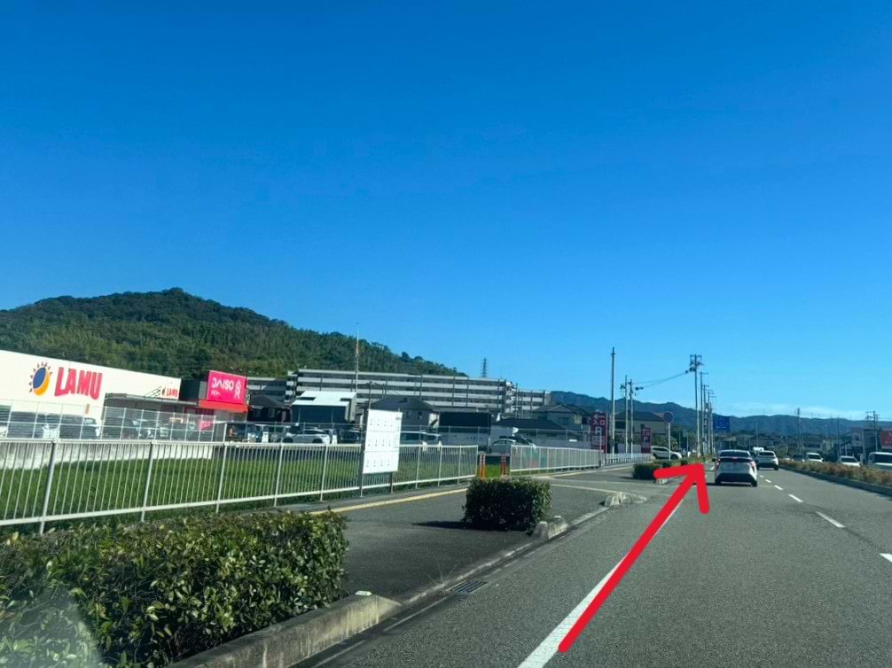 ラ・ムー和歌山東店を背に、左手に直進します