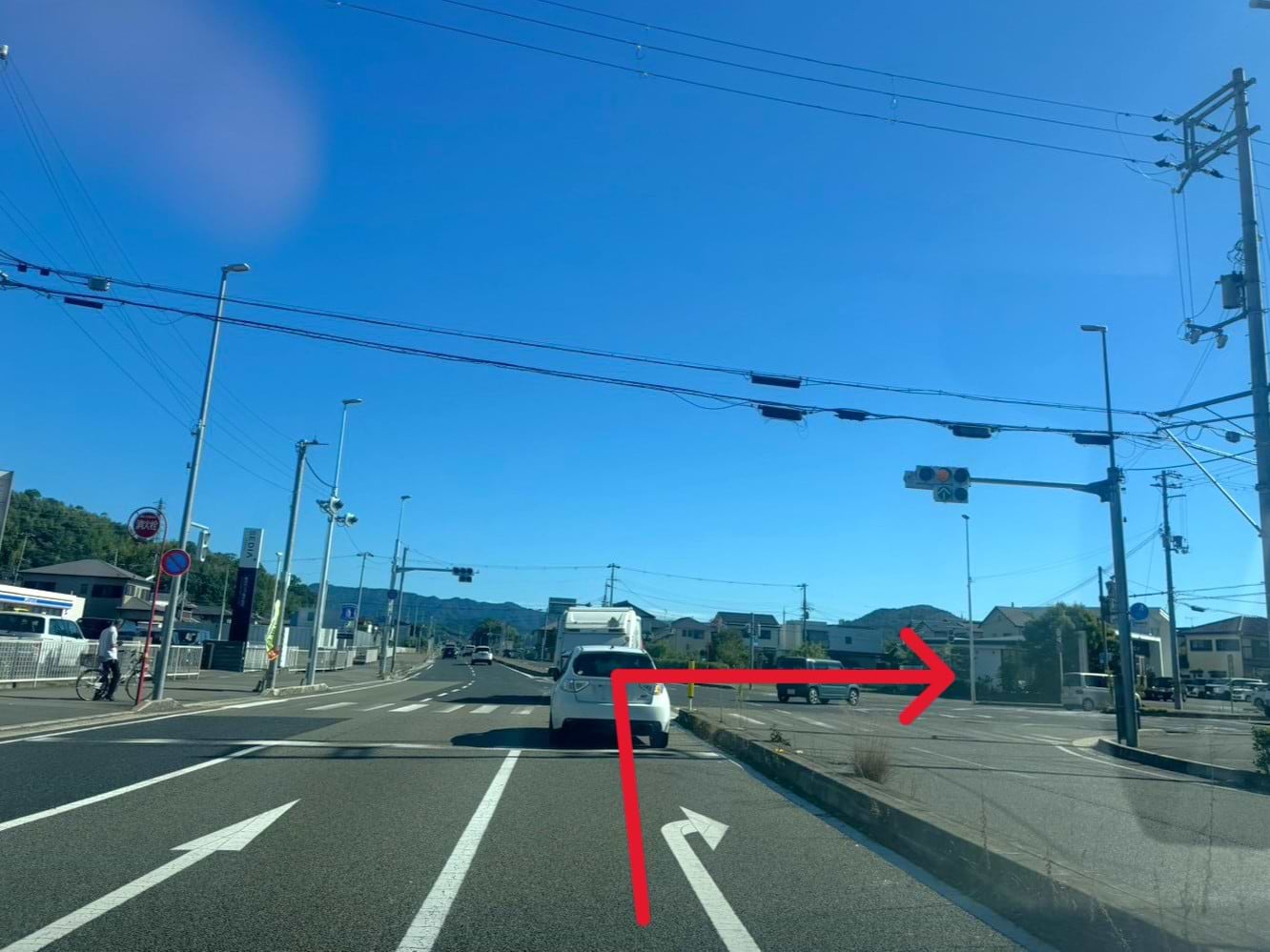 直進した先のT字路を右折します