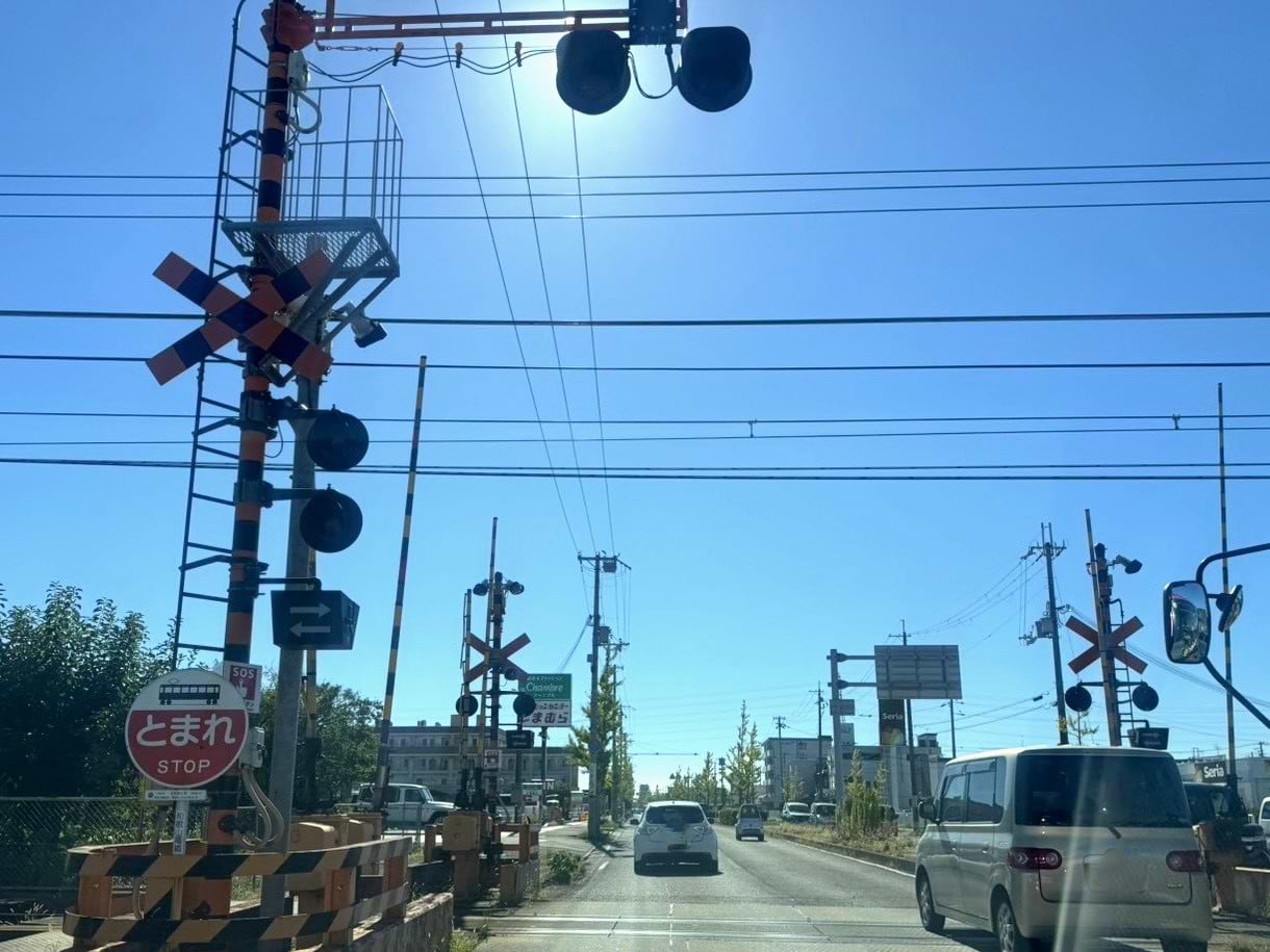 踏切を通過します