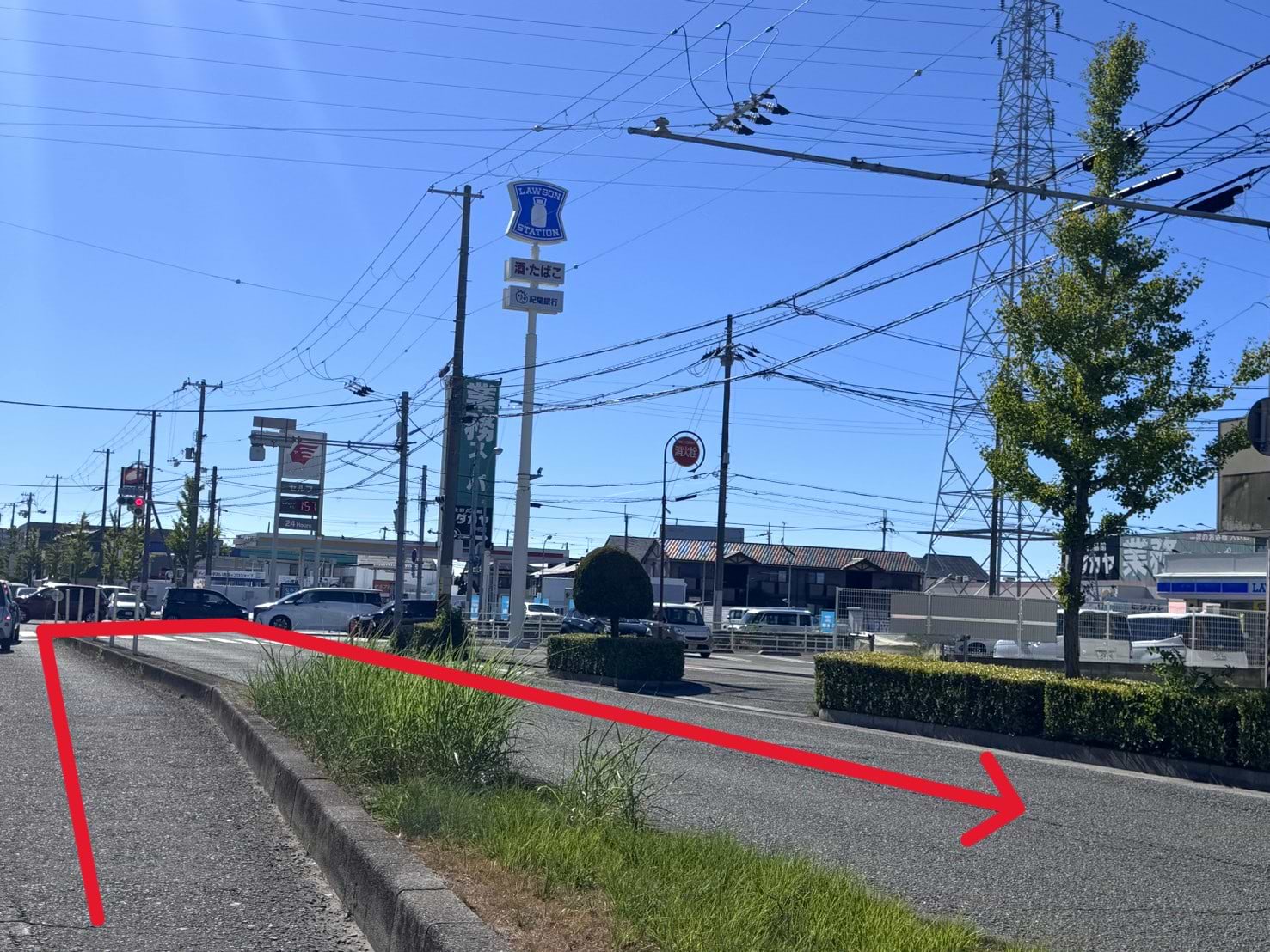 その先1つ目の信号をUターンしますと、左手に当店がございます