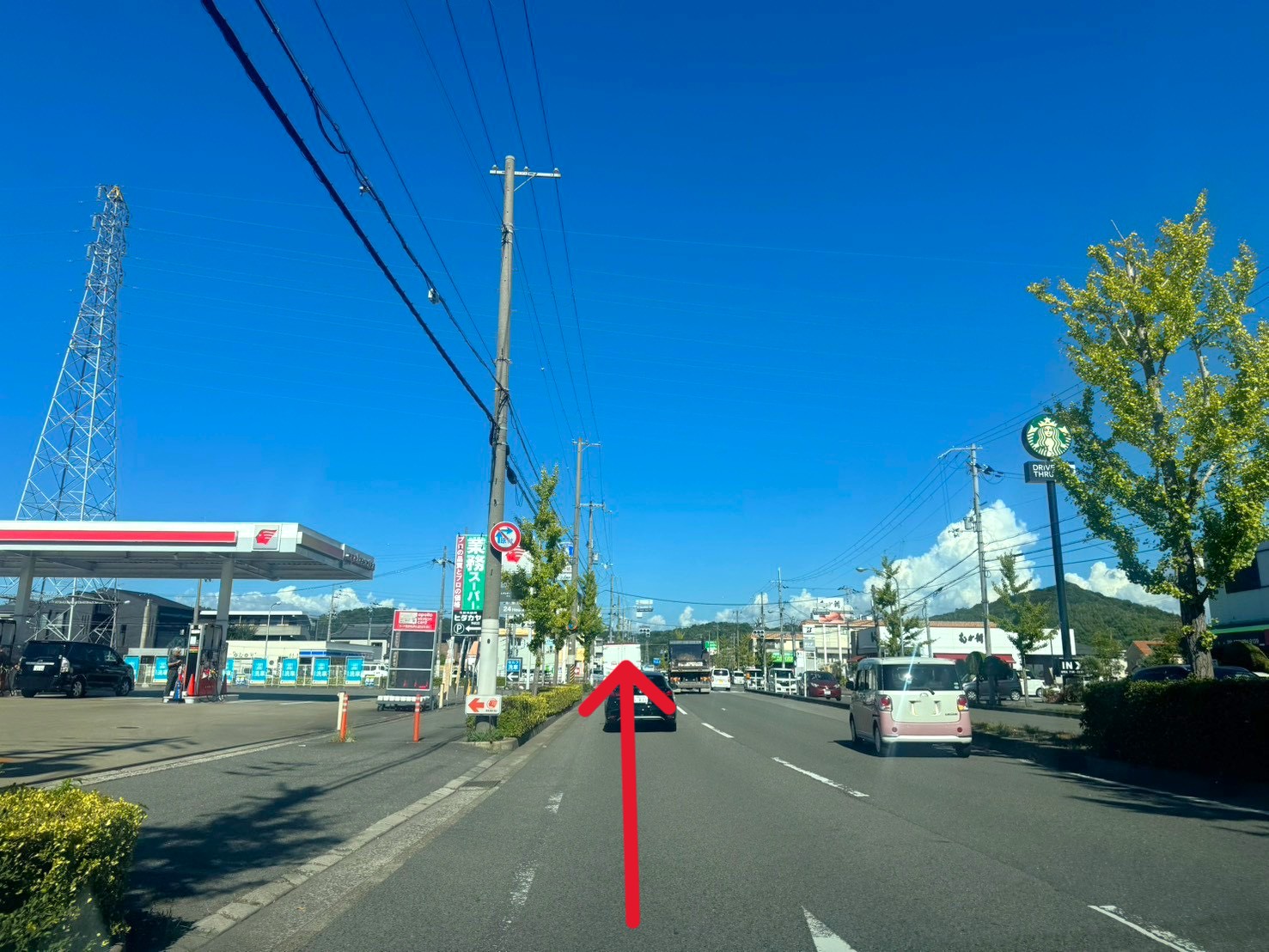 スターバックスコーヒー和歌山昭和通り店を右手に交差点を直進します