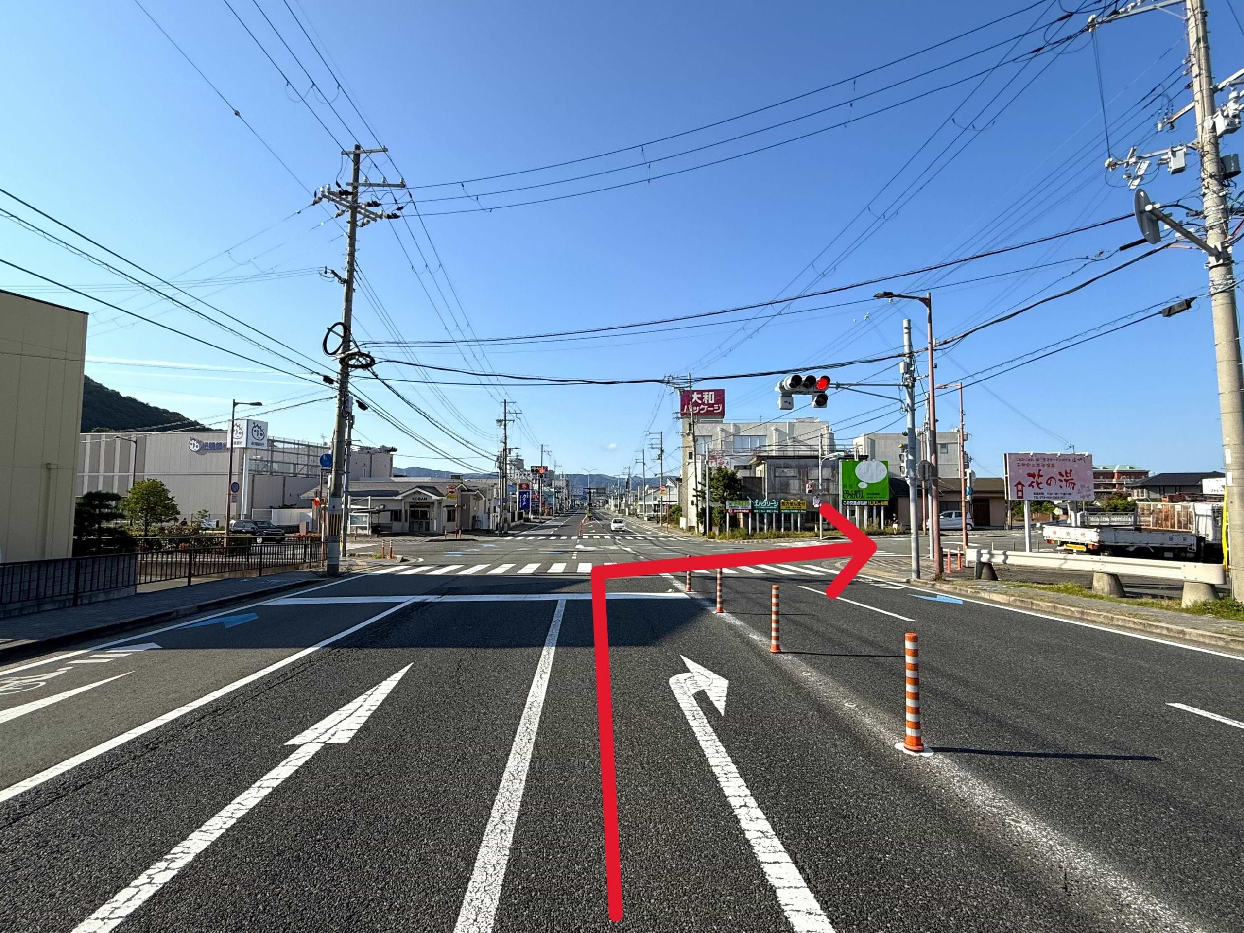 紀陽銀行 紀三井寺支店のある交差点を、和歌山県立医科大学方面へ右折すると左手に当店がございます