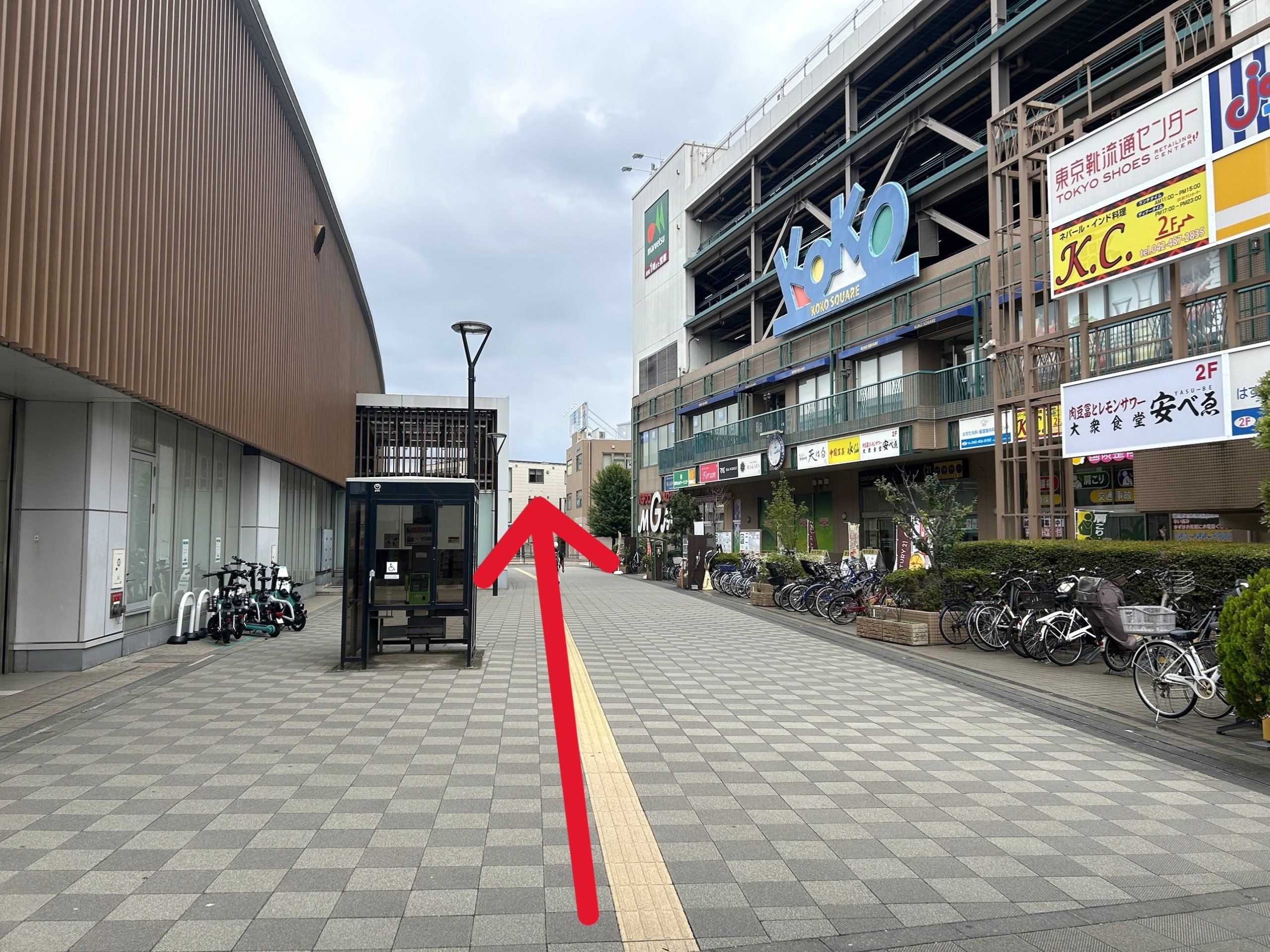 KOKO SQUARE（マルエツ）を右手に見ながら、駅前通路を直進します