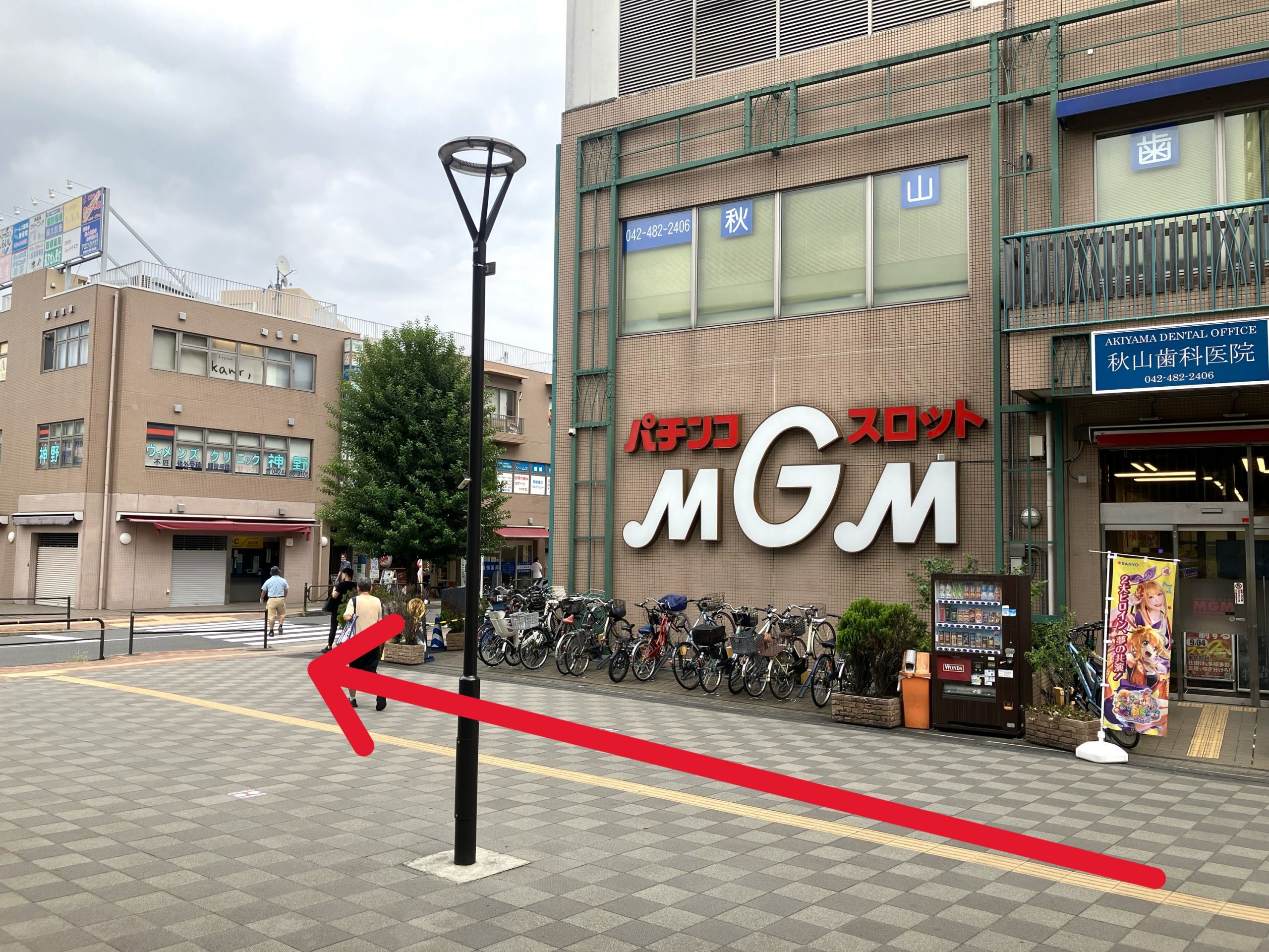 MGM国領店の向かい側に、ウィメンズクリニック神野の建物が見えてきます