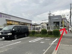 コープ深阪店を左手に<br />
青木松風庵 堺伏尾店がある方向に進みます