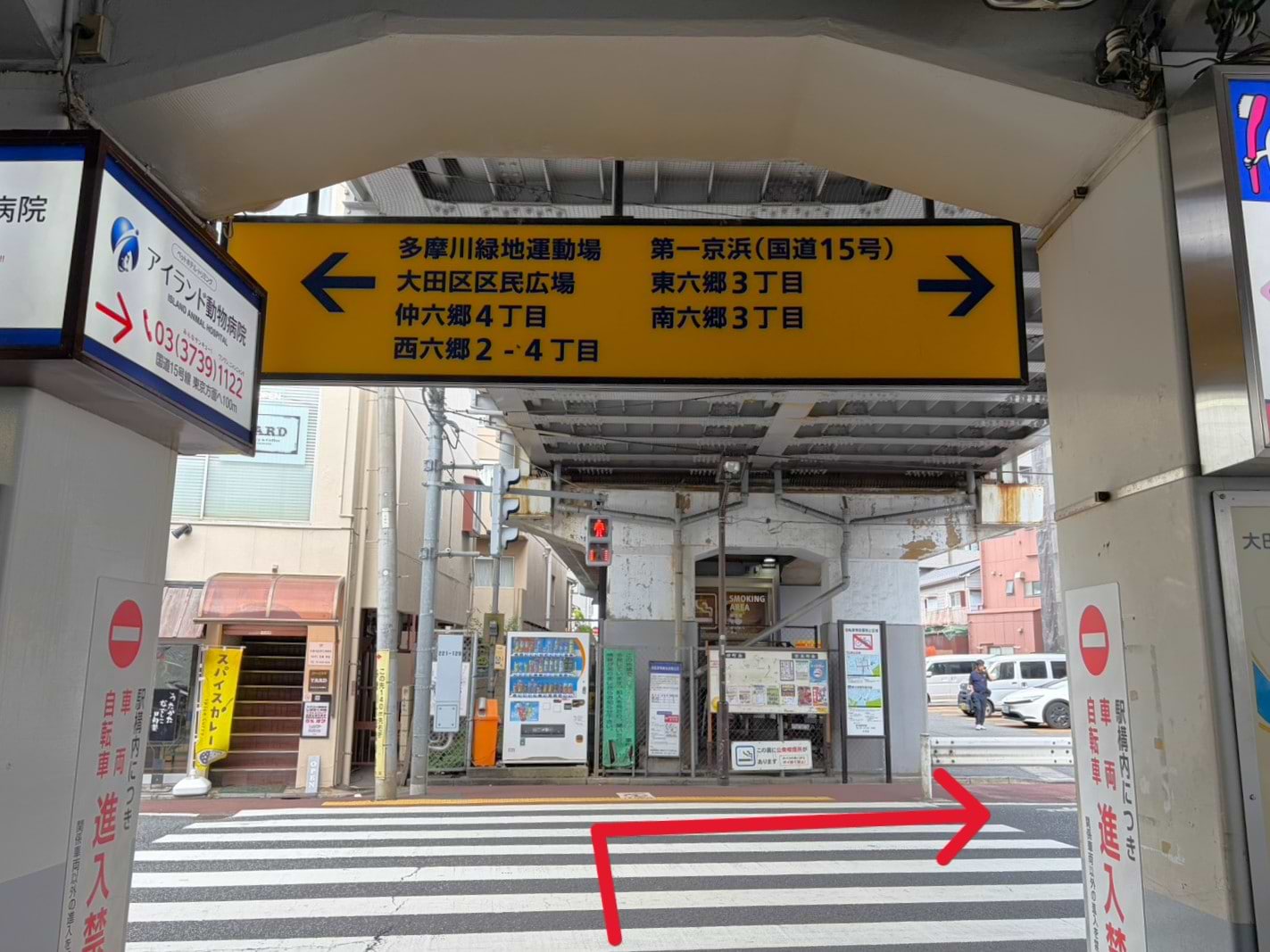 駅出口より第一京浜（国道15号線）方面に右折します