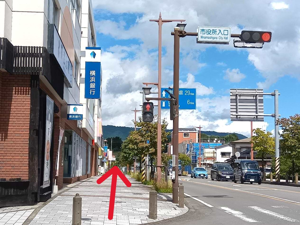 横浜銀行 大雄山支店様の隣が当店です