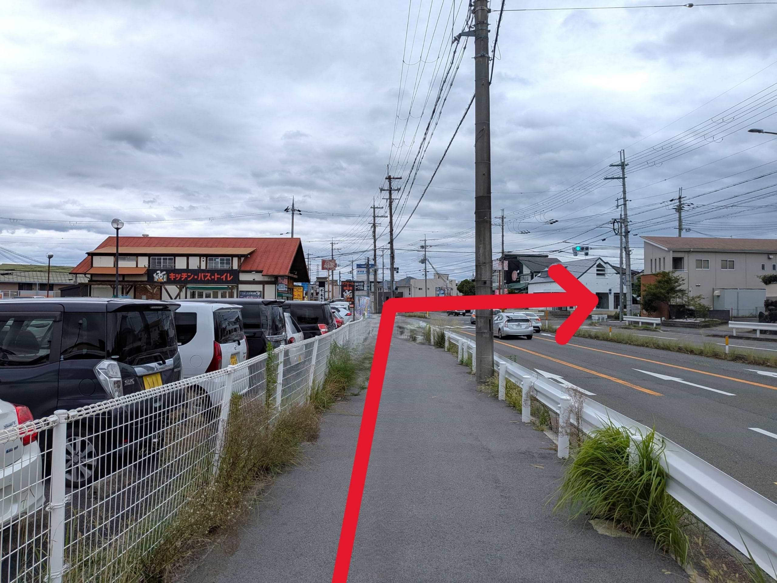 交差点まで90ｍほど直進し、右折します
