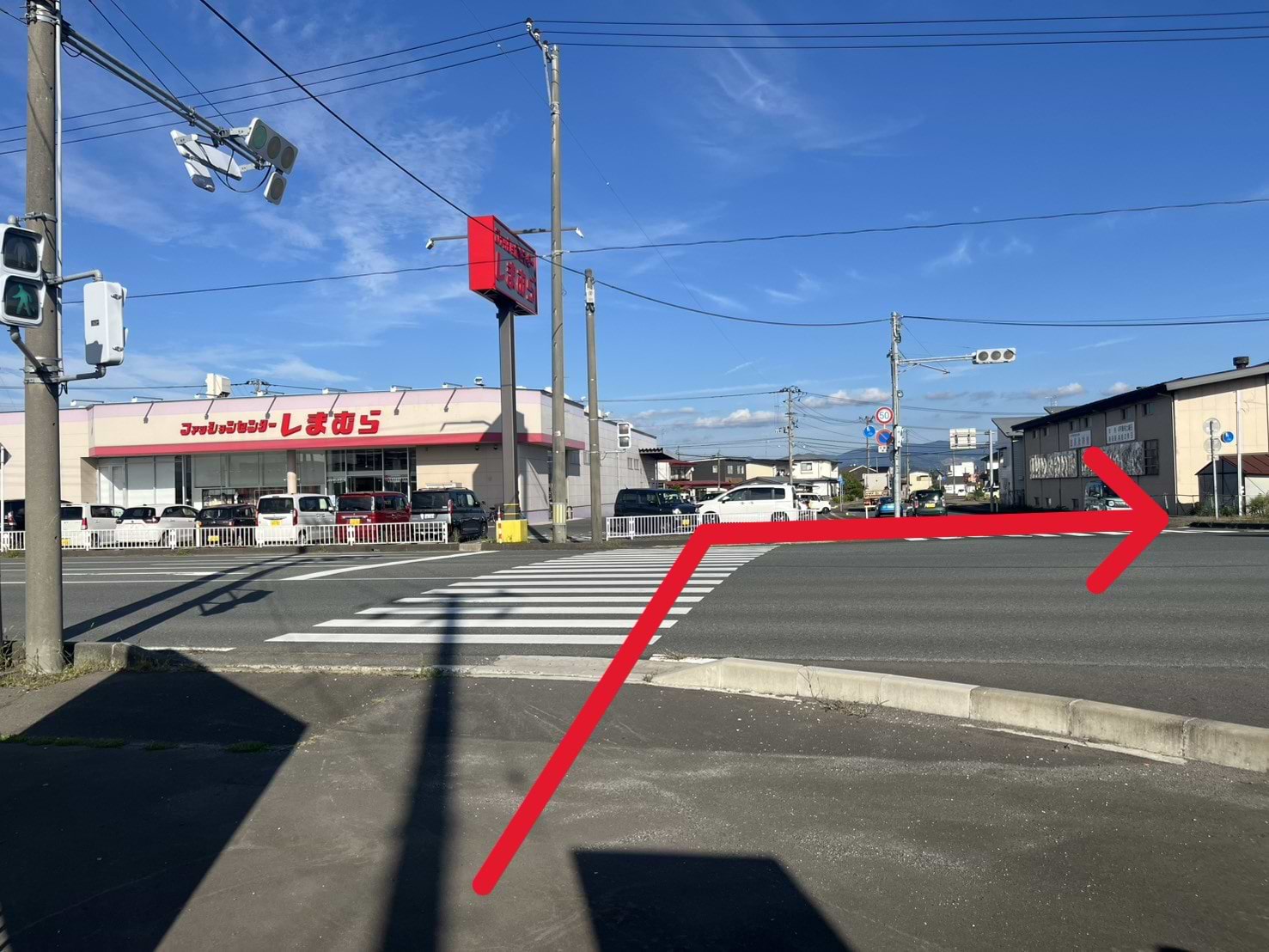 交差点を越えた先、左手側に当店がございます